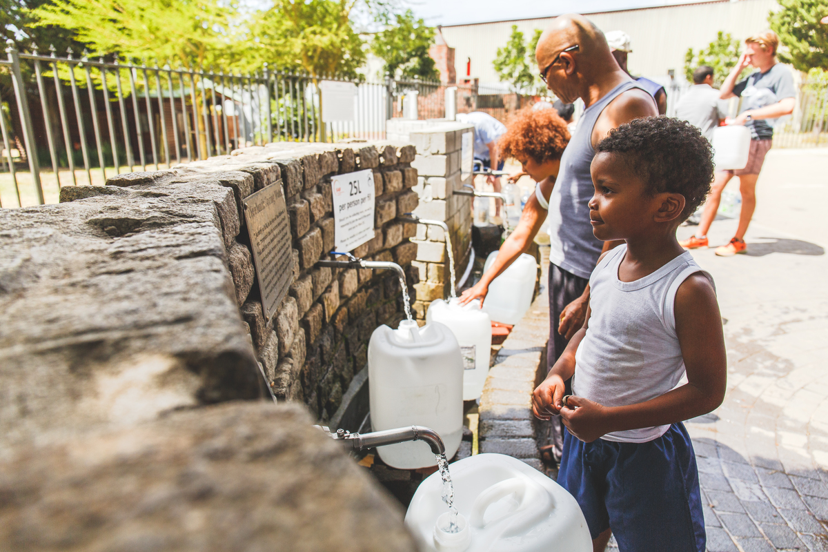 Locals Collect Water at Brewery Spring in Newlands, Cape Town © Kevin Sawyer / Greenpeace