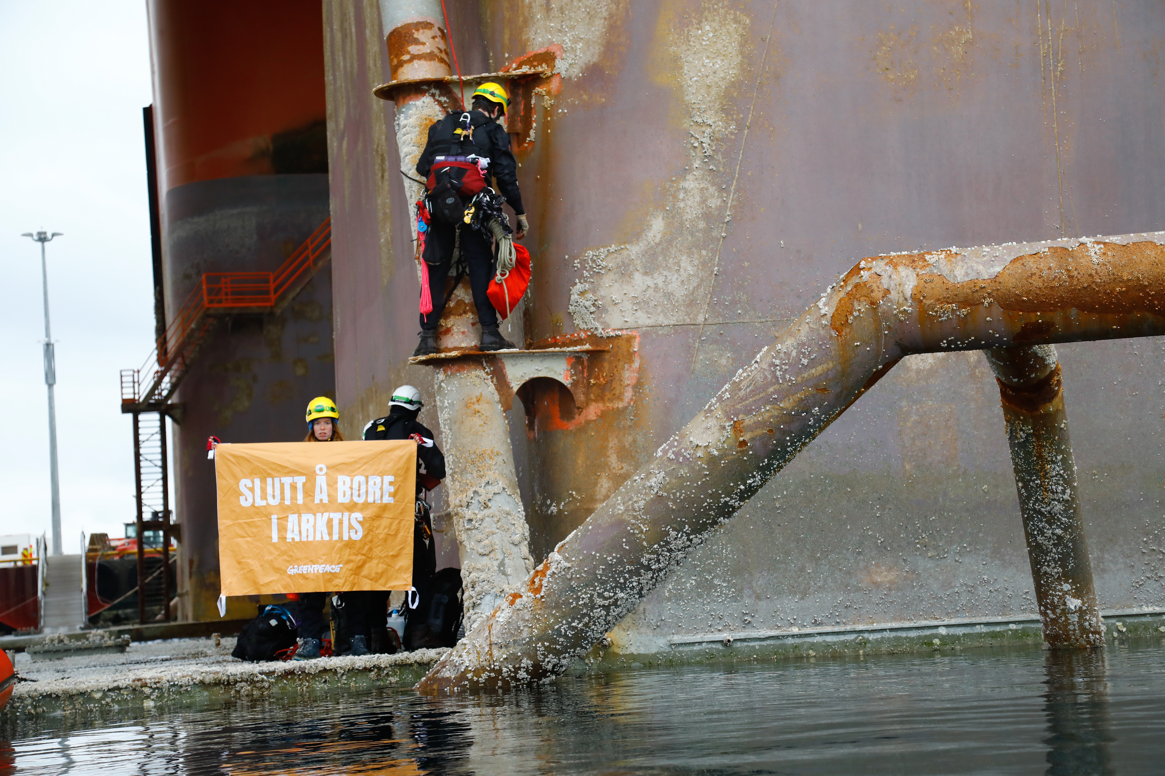 Greenpeace Norway protest oil rig bound for Arctic drilling
