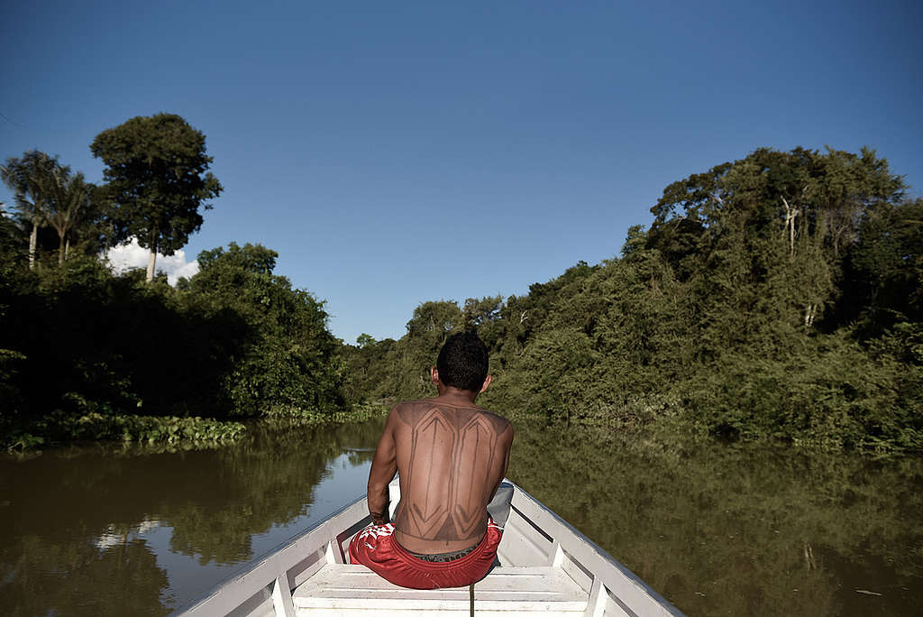 Munduruku Fishing on Lake in the Amazon.  © Anderson Barbosa / Greenpeace© Anderson Barbosa / Greenpeace