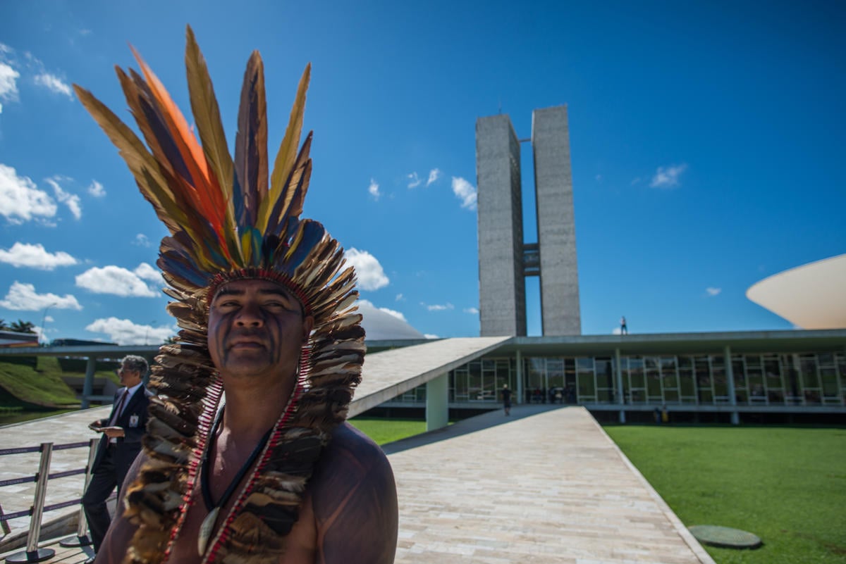 Indigenous leader in front of the House of Congress in Brasília, Brazil. © Christian Braga / MNI