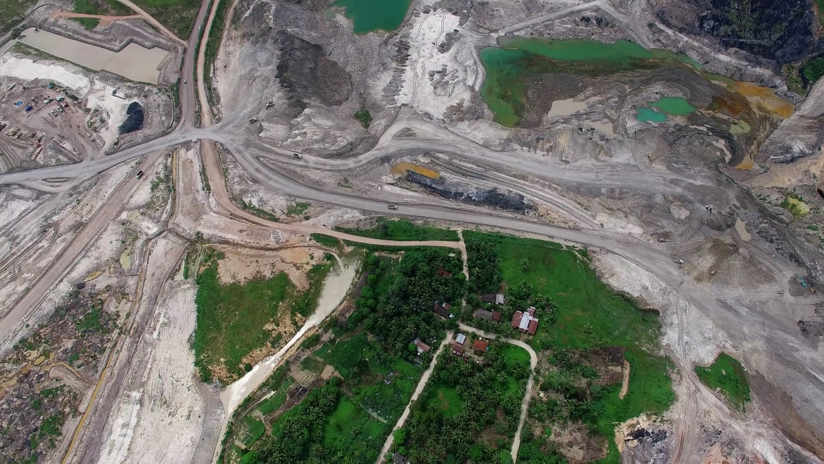 Village Surrounded by Coal Mine in East Kalimantan. © Greenpeace