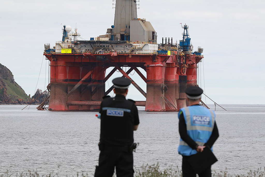 Greenpeace Climbers on BP Oil Rig Scotland © Greenpeace