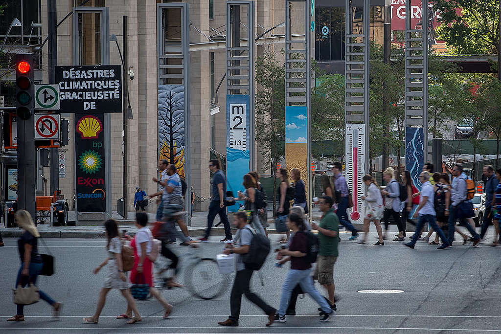 Culturejam vs Oil - street art in Montreal. © Greenpeace