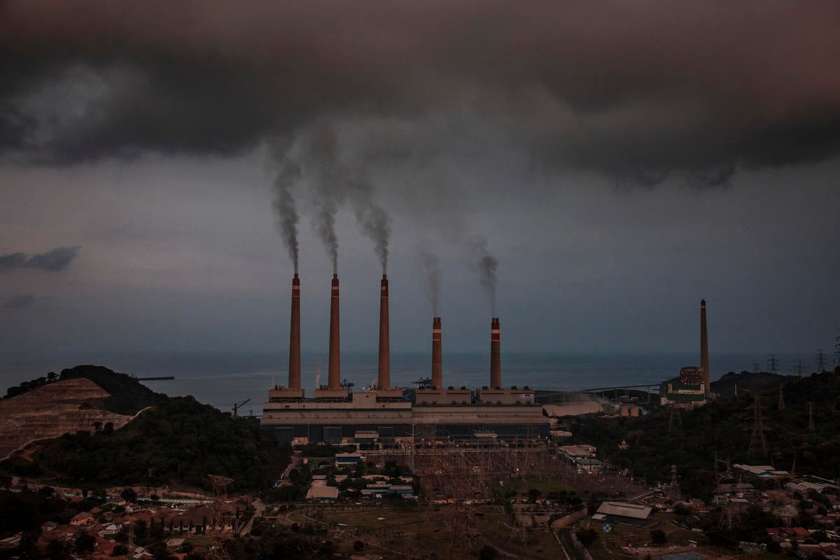 View of Suralaya coal power plant in Cilegon city, Banten Province, Indonesia. © Ulet Ifansasti / Greenpeace