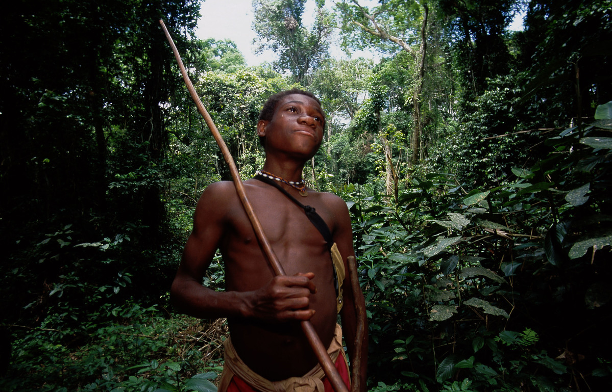 Baka man (pygme tribe) in rainforest of Cameroon. © Steve Morgan / Greenpeace