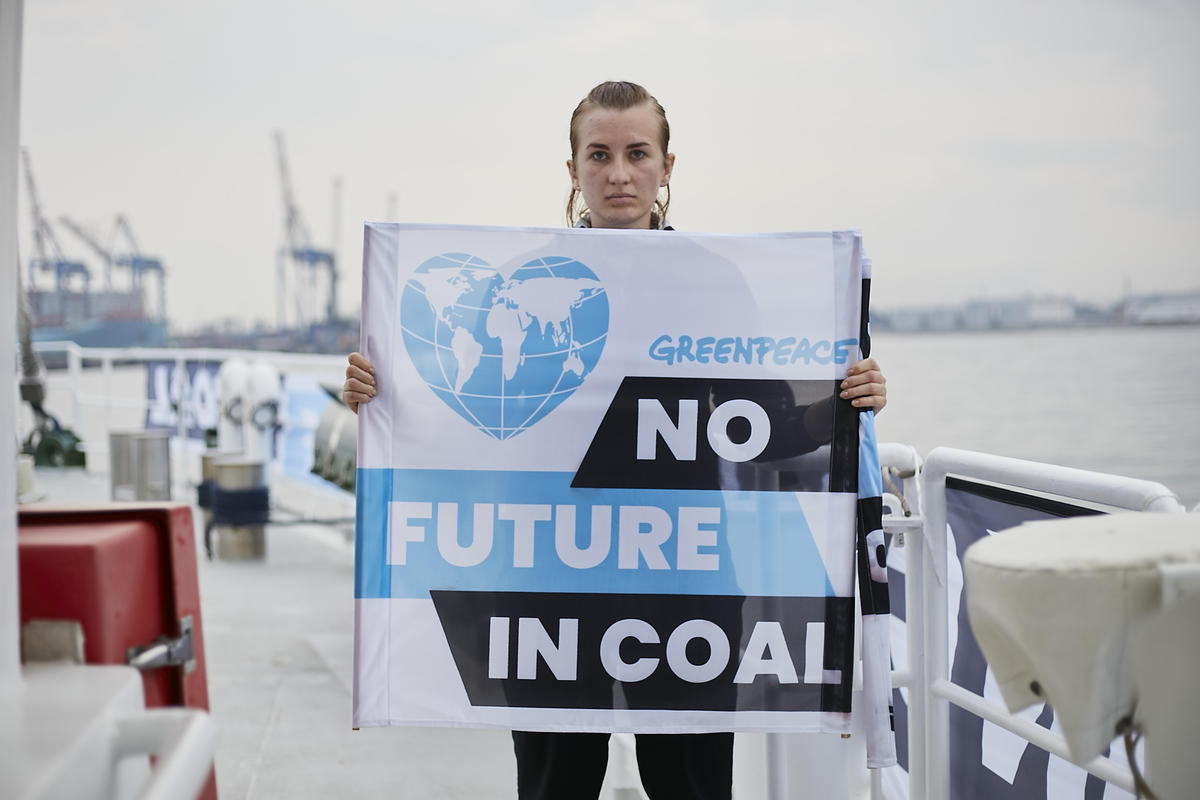 Activists Stop Coal Import to Poland. © Rafal Wojczal / Greenpeace