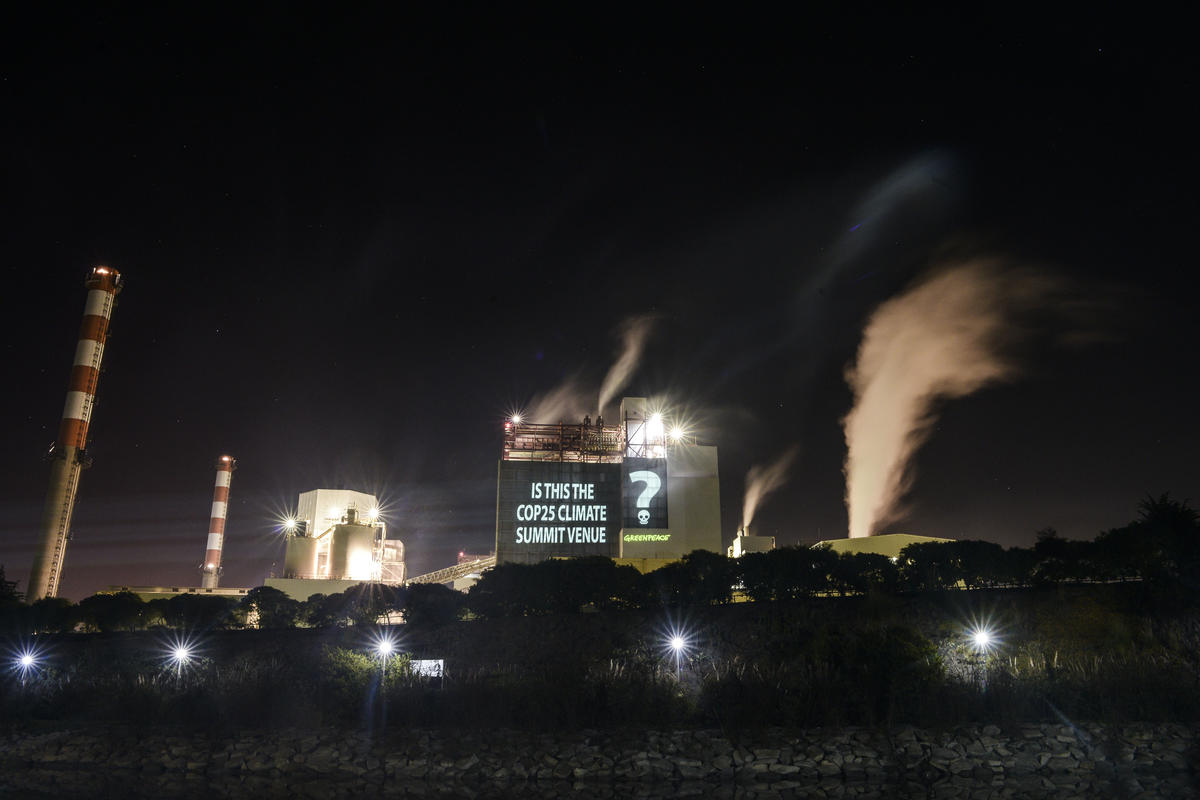 Projection against Coal at Puchuncavi´s Thermoelectric Plant in Chile © Nico Santos / Greenpeace
