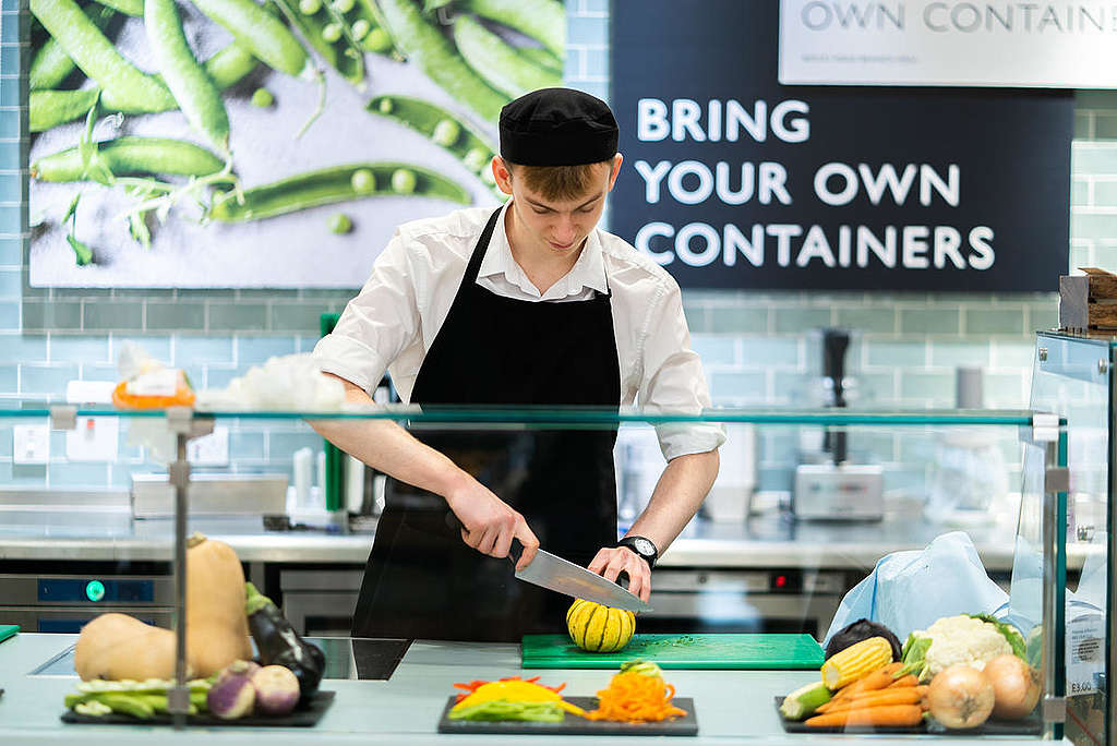 Chopping Vegetables in a Supermarket. © Isabelle Rose Povey / Greenpeace