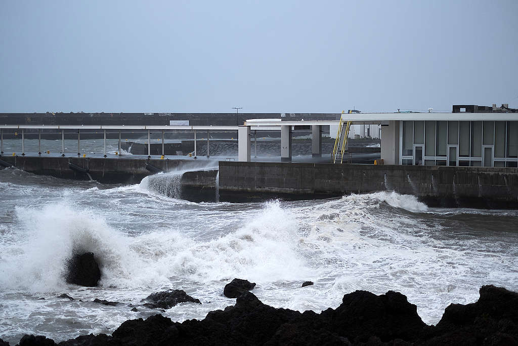 Waves break on the shore of the ferry terminal of Madalena, on the Pico Island © LINO BORGES/AFP via Getty Images