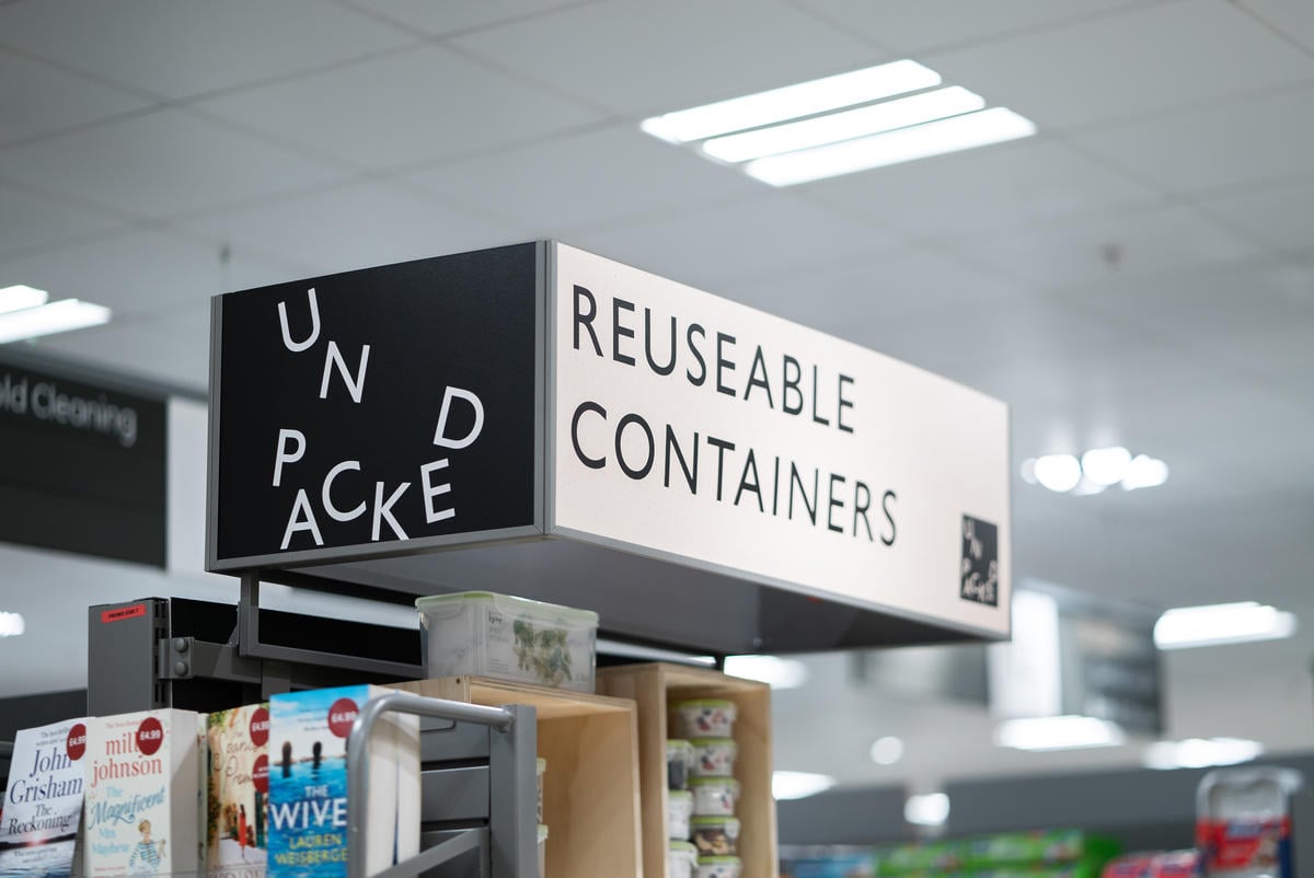 A Reusable Containers Sign in a Supermarket. © Isabelle Rose Povey / Greenpeace