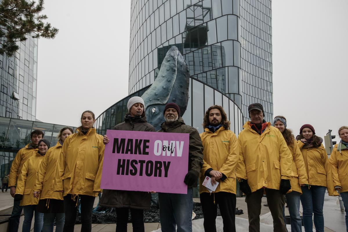 Whale Sculpture outside OMV HQ in Vienna. © David Visnjic / Greenpeace