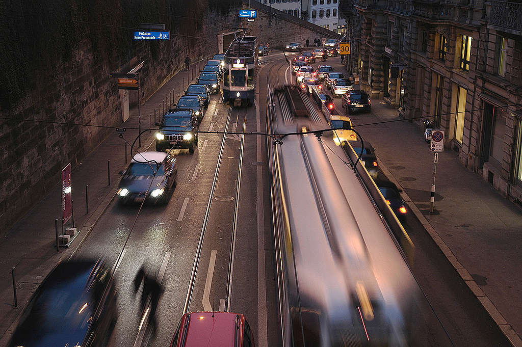 Traffic in Zurich. © Greenpeace / Thomas Schuppisser