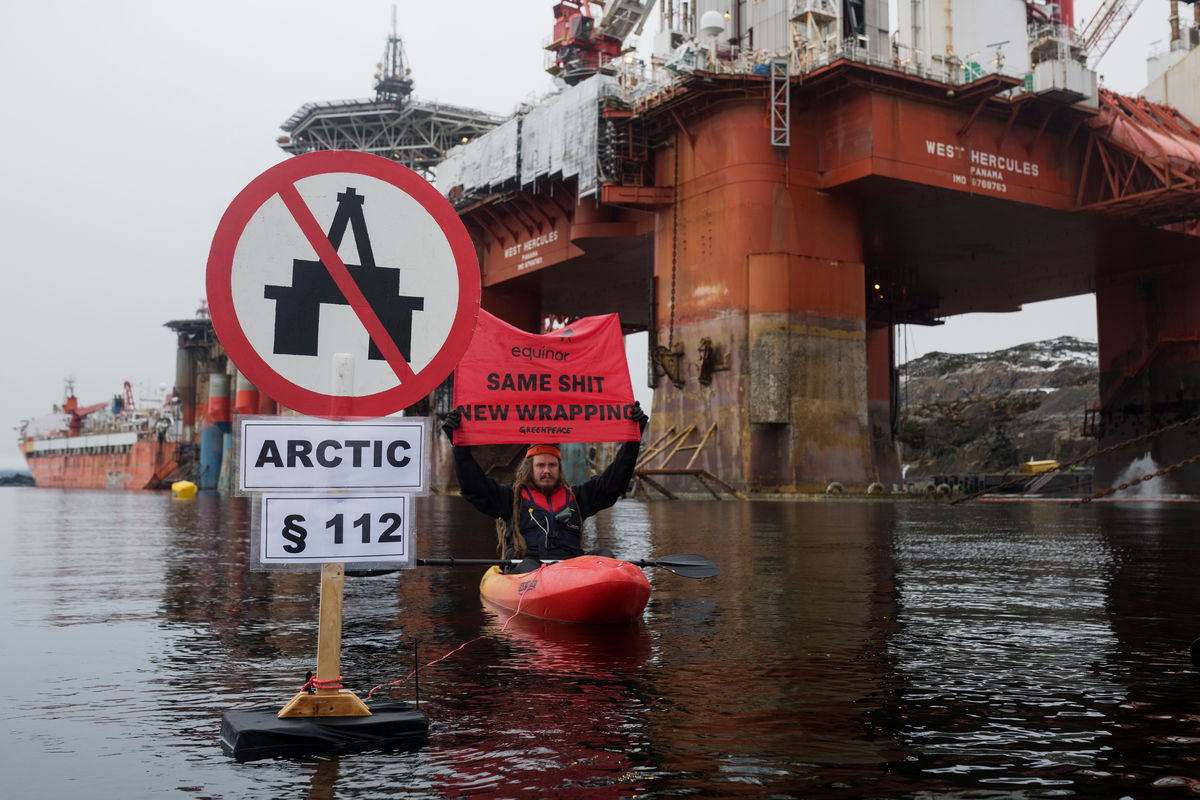 Protest against Arctic Oil at Statoil Commissioned Rig in Norway© Christian Åslund / Greenpeace