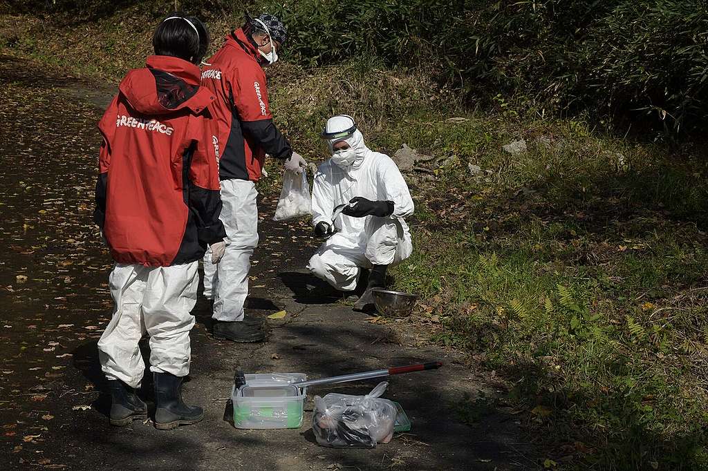 Greenpeace radiation survey team in Fukushima, Japan ©︎ Shaun Burnie / Greenpeace