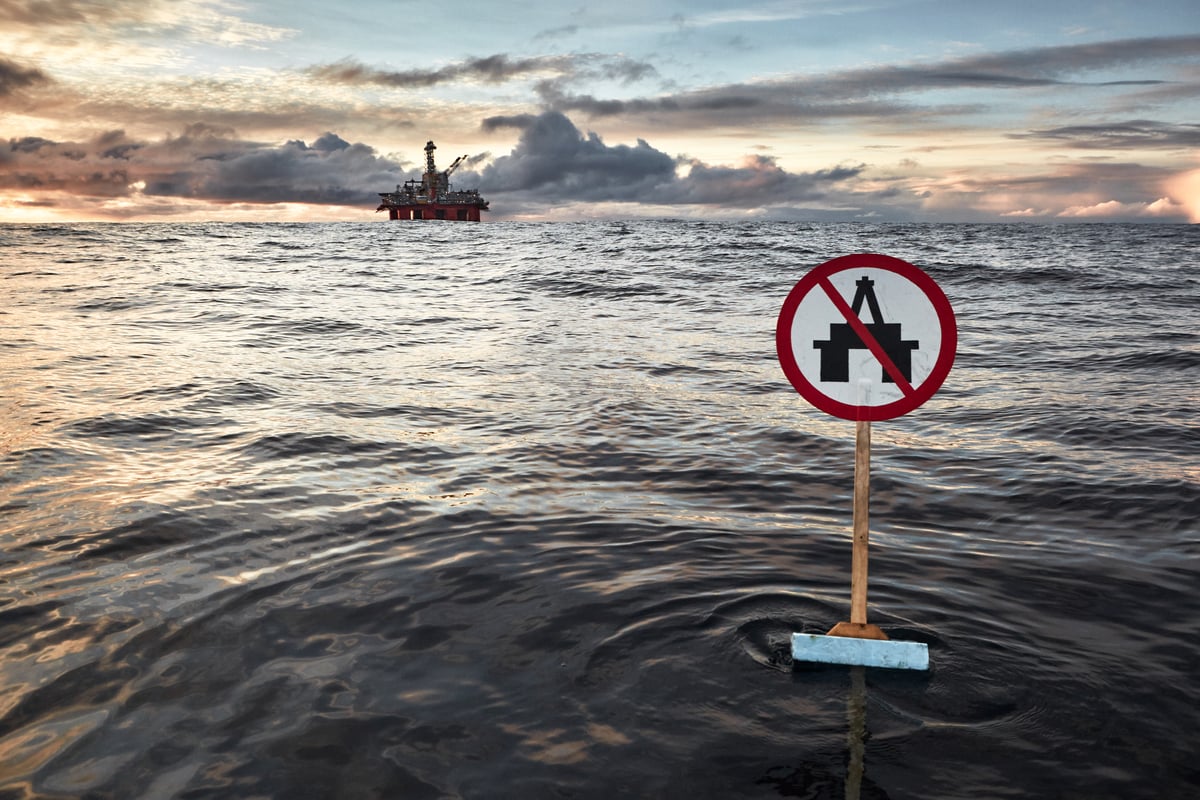 MY Arctic Sunrise at OMV Drilling Platform. © Mitja  Kobal / Greenpeace