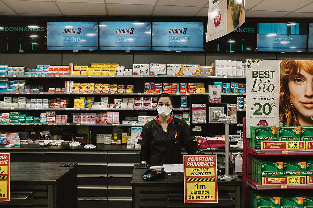 Cashier in Marseille during the Corona Virus Shutdown. © Theo Giacometti /  / Greenpeace