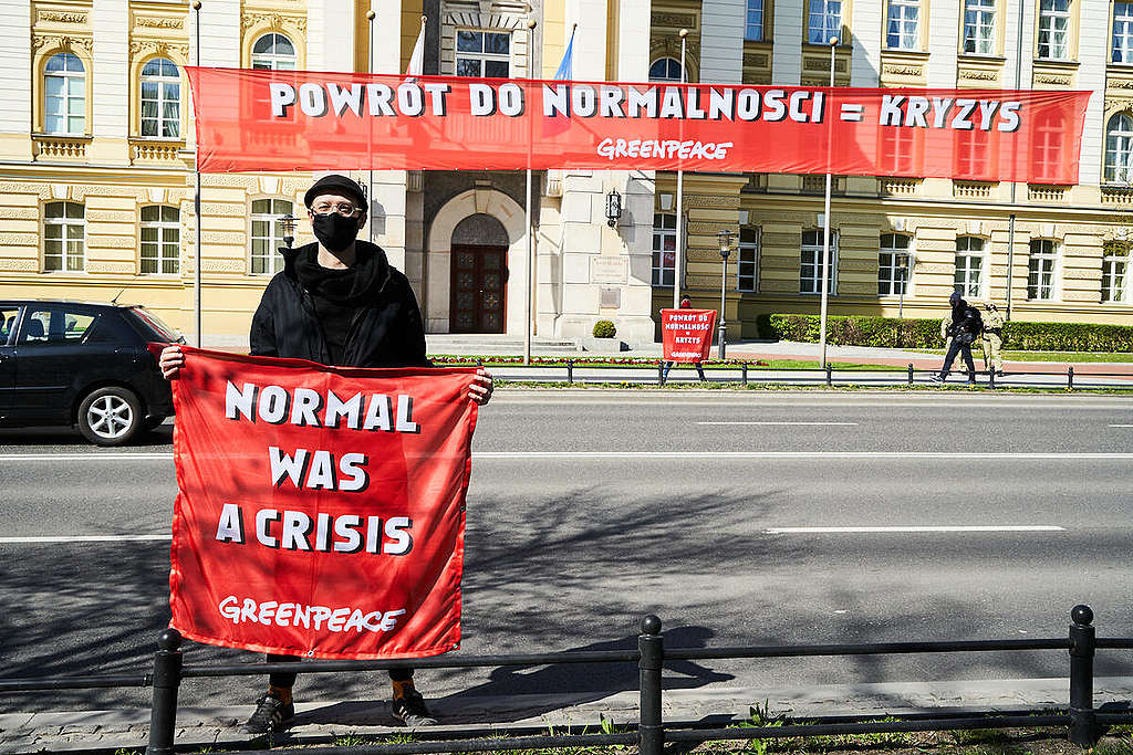 Protest at Prime Minister's Office in Warsaw © Greenpeace 