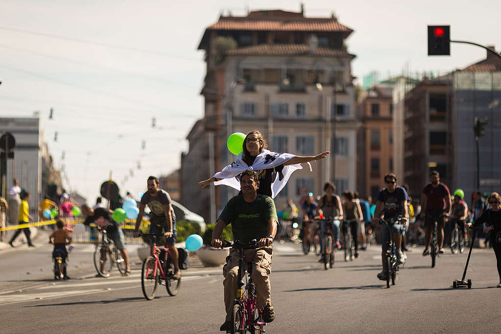 Cycling in Italy. © Lorenzo Moscia / Greenpeace