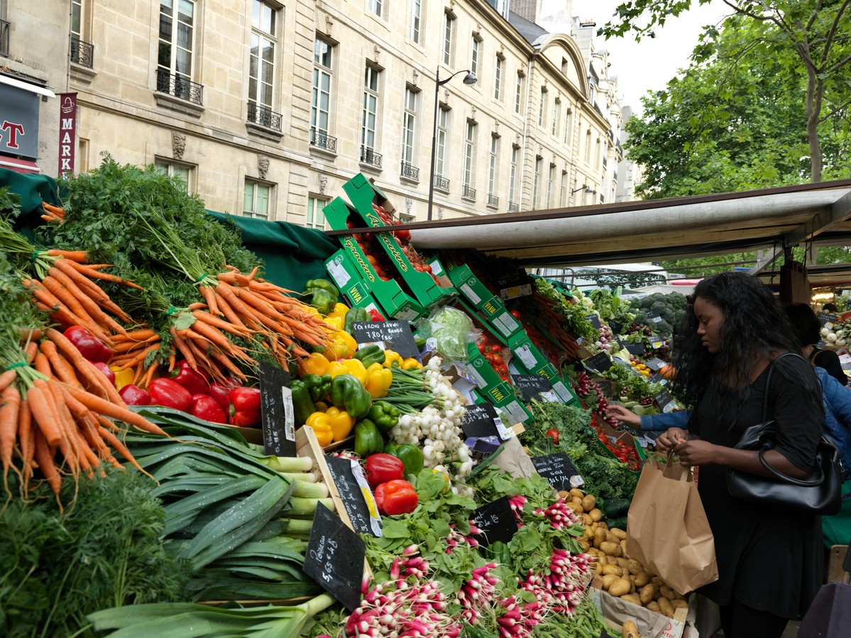 Ecological Produce at Farmers Market in Paris. © Peter Caton / Greenpeace