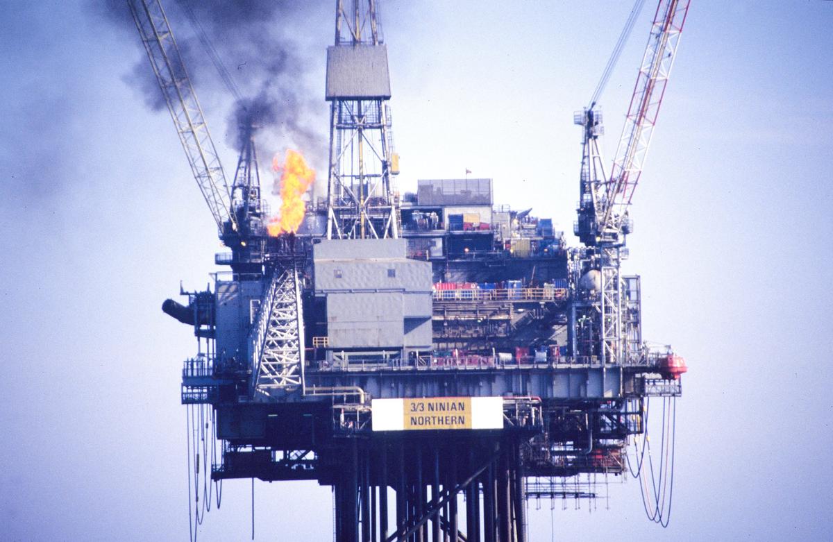 Oil Rig in Brent Oil Field in North Sea © Karsten Smid / Greenpeace