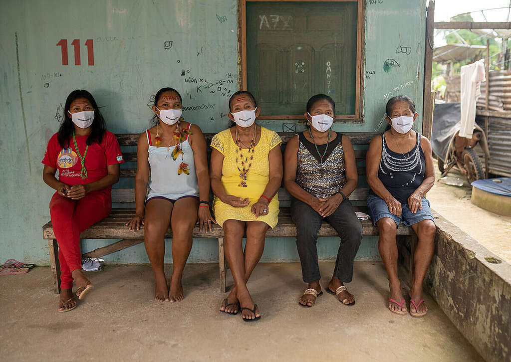 Women are producing masks to prevent the spread of COVID-19 among Indigenous Peoples in São Gabriel da Cachoeira, Amazonas, Brazil © Christian Braga / Greenpeace  © Christian Braga / Greenpeace