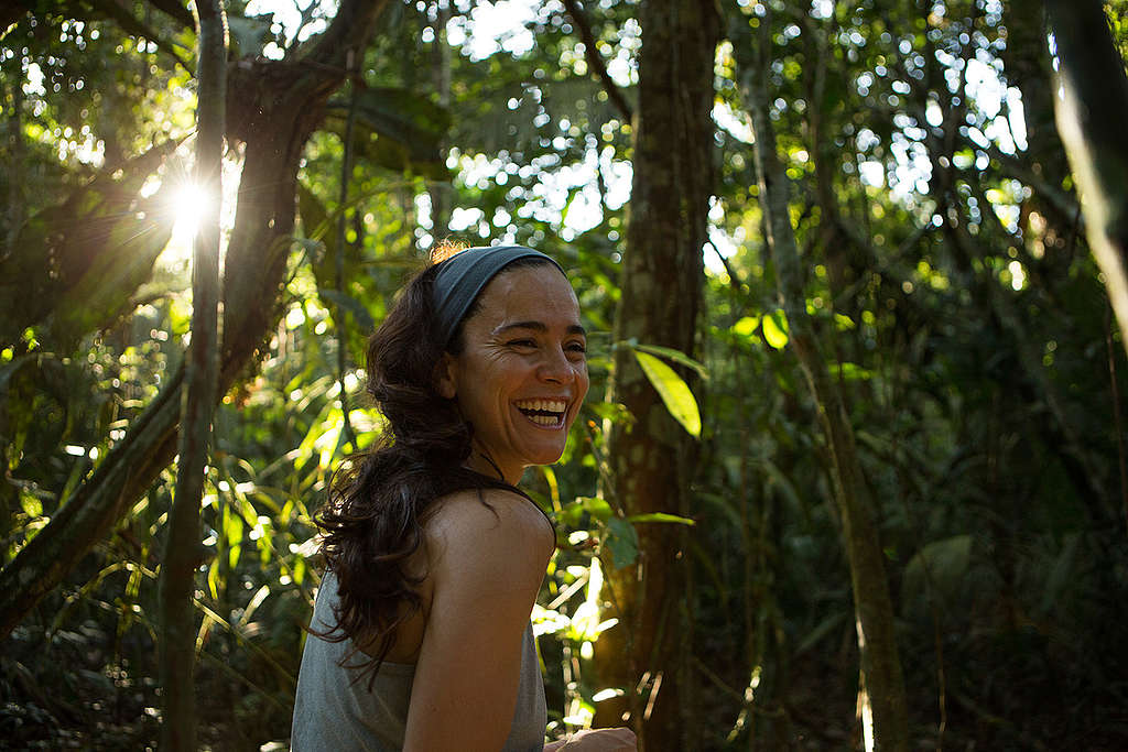 Alice Braga, Brazilian actress, visits the Sawré Muybu village to support the fight of the Munduruku people against a dam construction in the region. The Munduruku people have inhabited the Sawré Muybu village, in the heart of the Amazon, for generations.  © Otávio Almeida / GreenpeaceThe Brazilian government plans to build a series of dams in the Tapajós river basin, which would severely threaten their way of life. The Munduruku demand the demarcation of their territory, which would ensure protection from such projects. © Otávio Almeida / Greenpeace