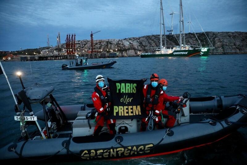 Activists from Greenpeace Nordic blocking crude oil tanker heading to Preem's oil refinery in Lysekil, Sweden. © Andrew McConnell / Greenpeace
