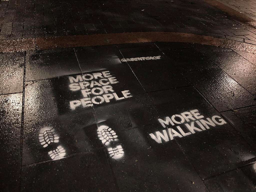 Greenpeace volunteers in Derby spray green recovery messages. "More space for people" ; "more walking". © Greenpeace