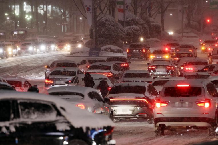 Heavy snow jams the road in Seoul, South Korea. © Shutterstock
