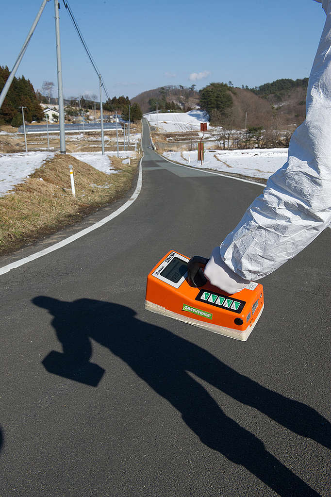 Measuring Radiation in Kawamata City. © Christian Åslund / Greenpeace