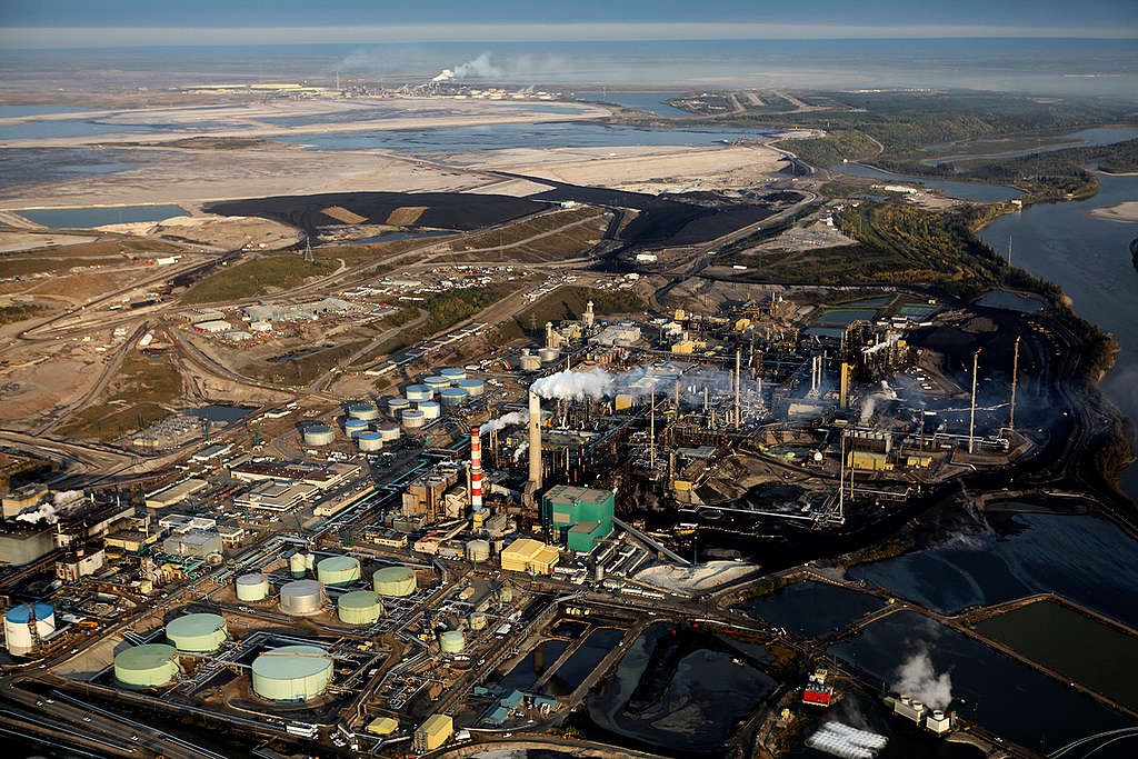 Suncor Oil Refinery. © Greenpeace / Colin O'Connor