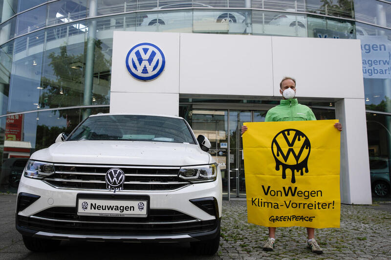 Greenpeace activists protest for climate protection and a rapid phasing out of internal combustion engines by Volkswagen. © Gordon Welters / Greenpeace