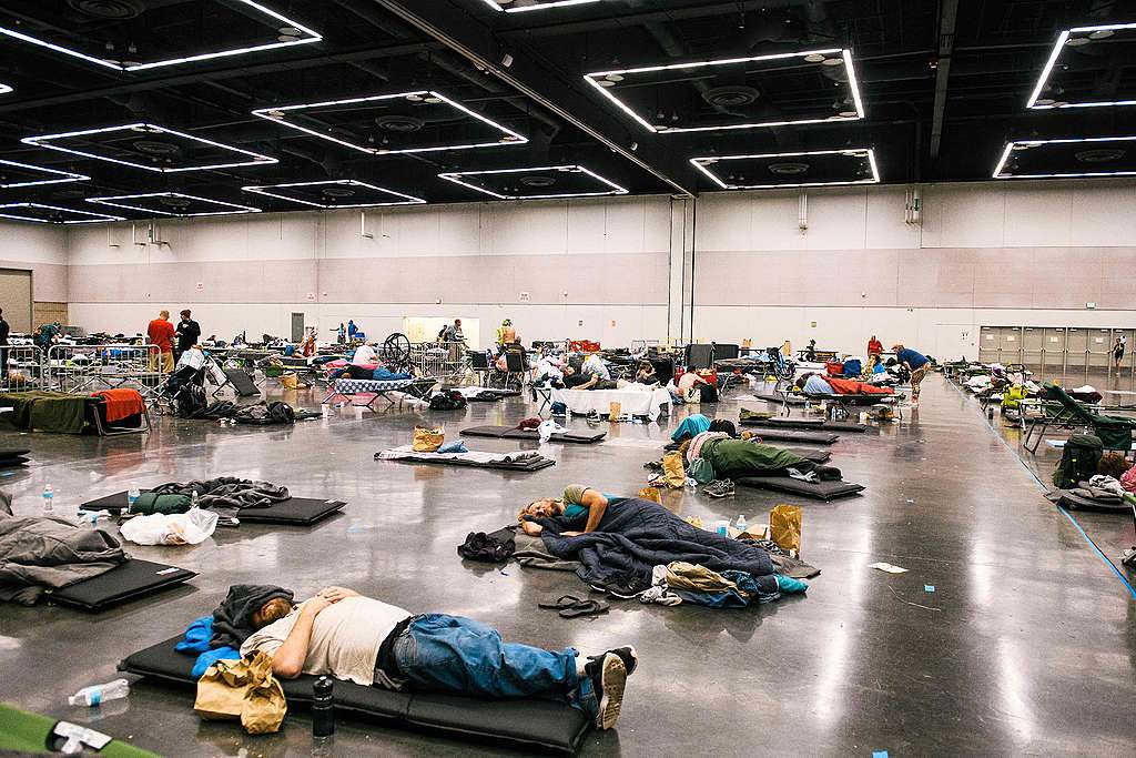 People rest at the Oregon Convention Center cooling station in Portland, Oregon. © Kathryn Elsesser/AFP via Getty Images
