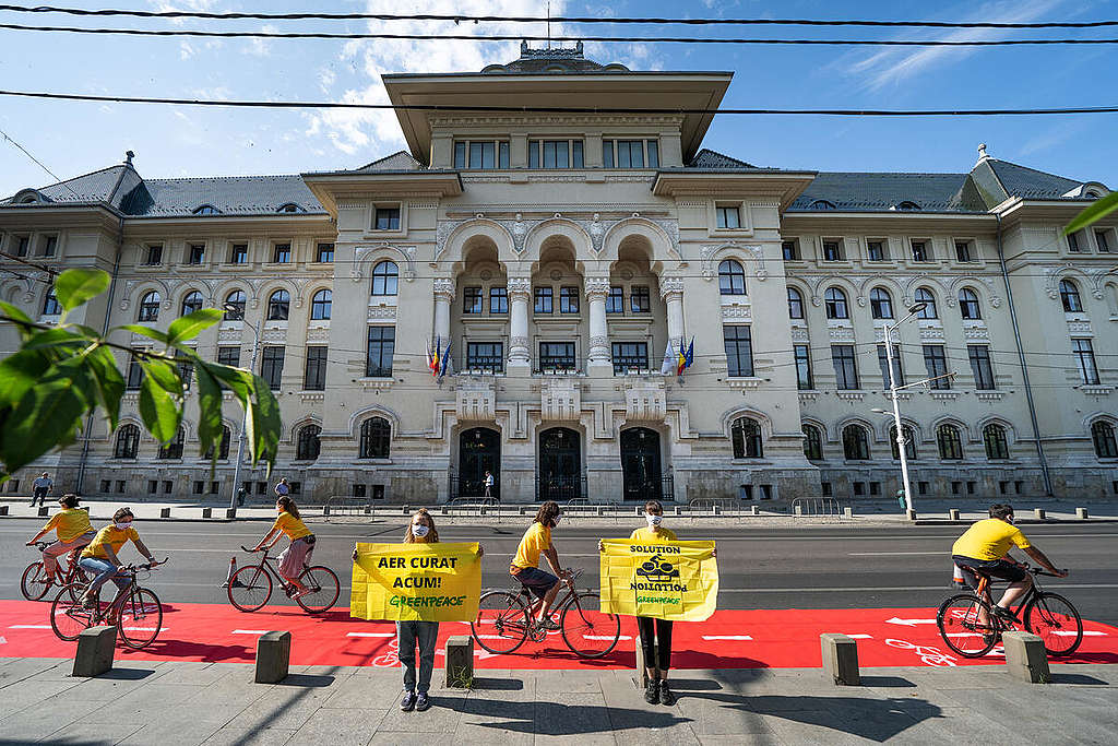 Clean Air Now Action in Bucharest. © Catalin Georgescu / Greenpeace