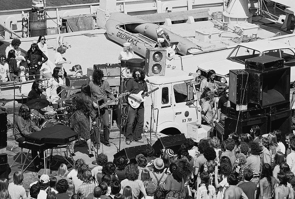 Jerry Garcia and friends play a benefit concert on the Greenpeace ship James Bay, August 12, 1977, at Pier 31 in San Francisco. © Greenpeace / Rex Weyler
