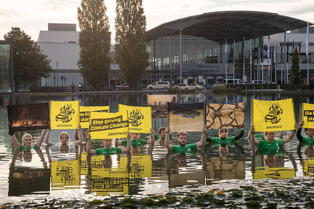 Protest at the IAA Mobility 2021 in Munich. © Gordon Welters / Greenpeace