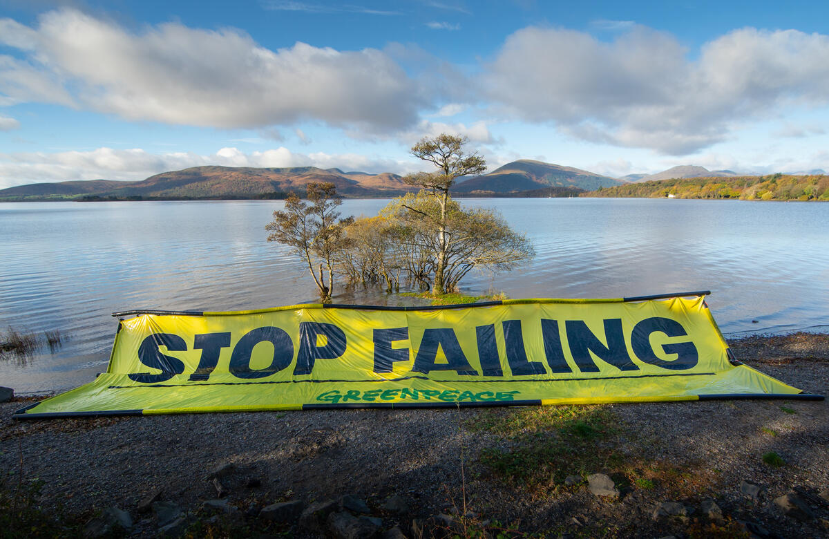Greenpeace UK Kayakers with floating banner "Stop Failing". © Suzanne Plunkett / Greenpeace