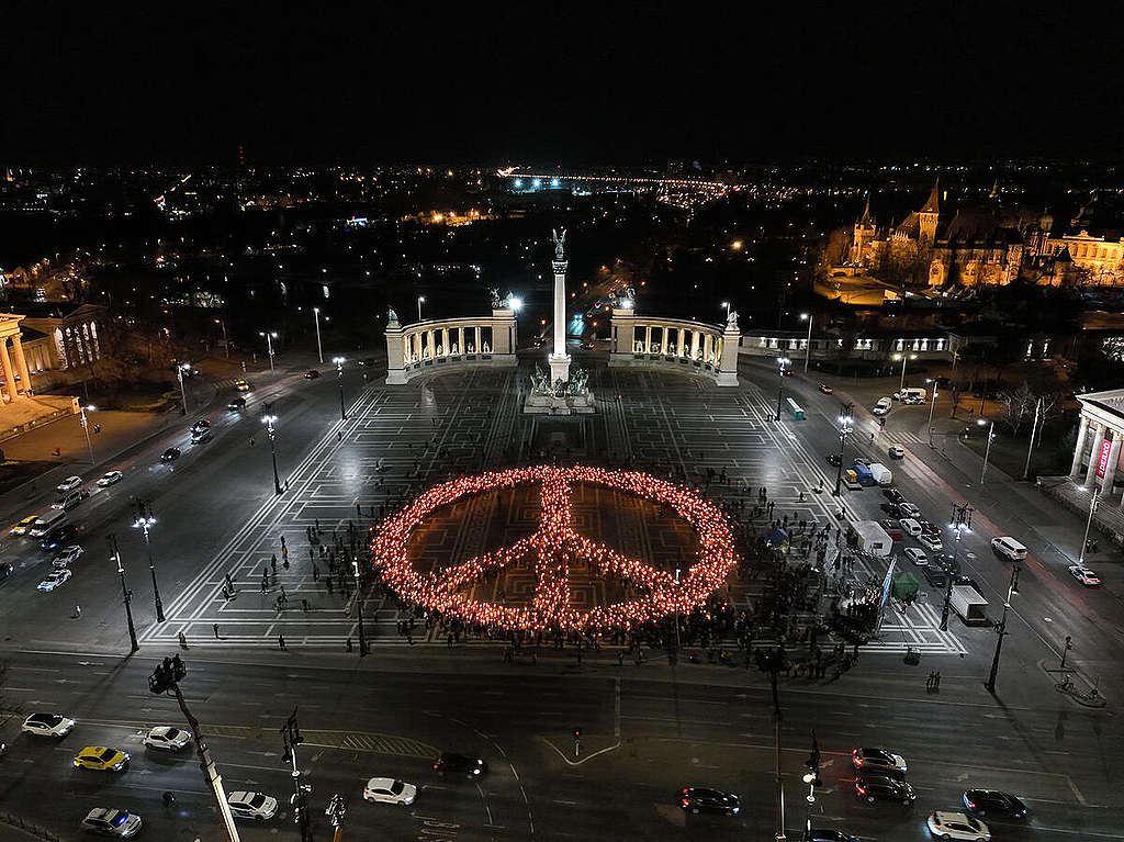 Peace Sign in Heroes’ Square, Budapest to Protest Against The War. © Greenpeace