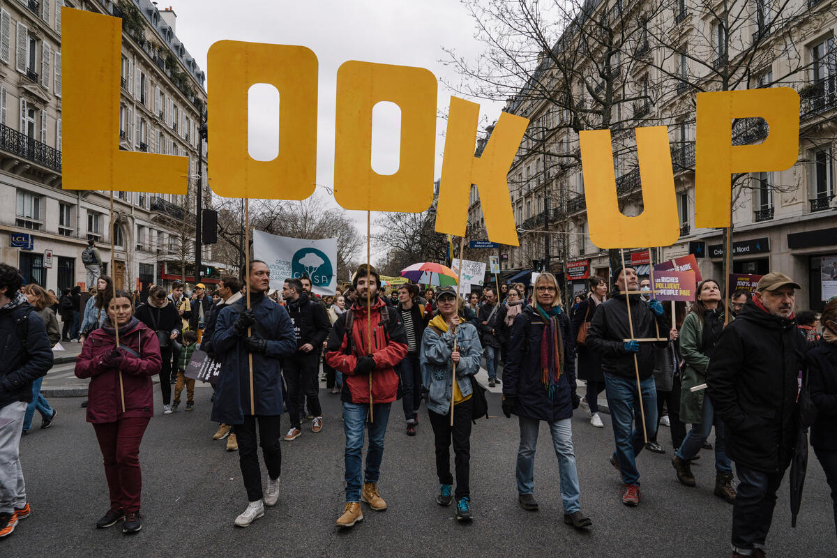 "Look up!" Demonstration for Climate and Social Justice in  Paris. © Denis Meyer / Greenpeace