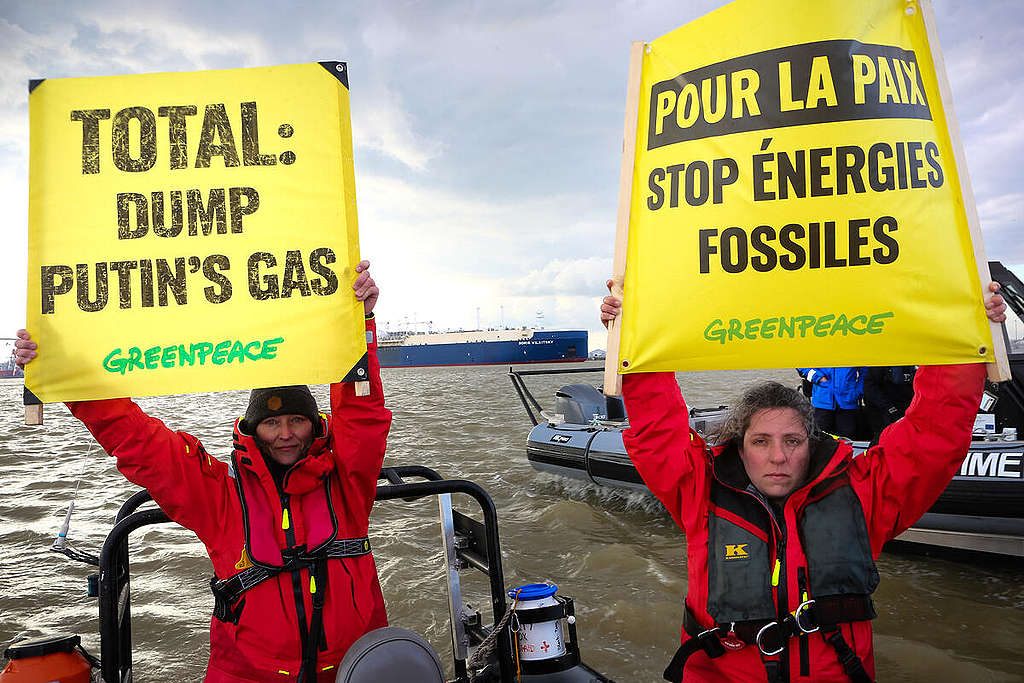 Greenpeace France Denounces the Arrival of LNG Carrier from Russia. © Jean Nicholas Guillo / Greenpeace