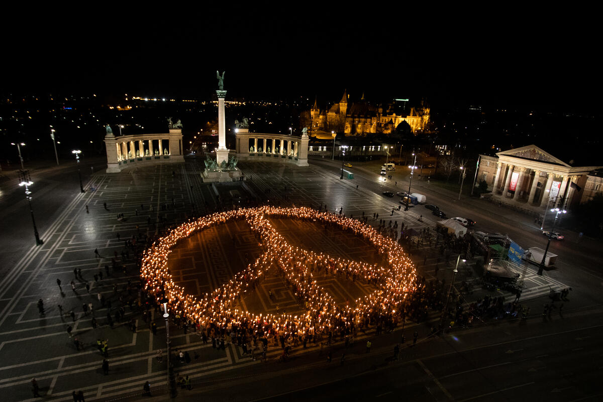Peace Sign in Heroes’ Square, Budapest to Protest Against The War. © Bence Jardany / Greenpeace