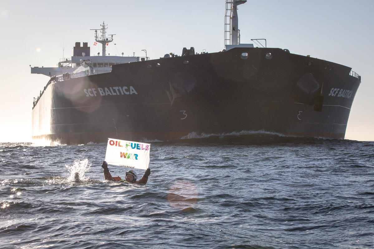 Peaceful action confronting oil from Russia. © Will Rose / Greenpeace