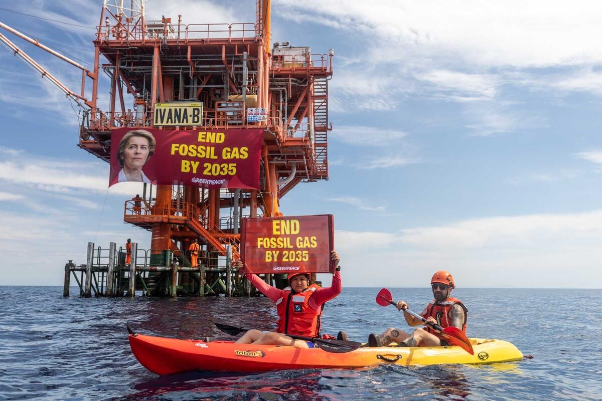 Activists scale the gas rig Ivana B in the north of the Adriatic Sea. © Bojan-Haron Markicevic / Greenpeace