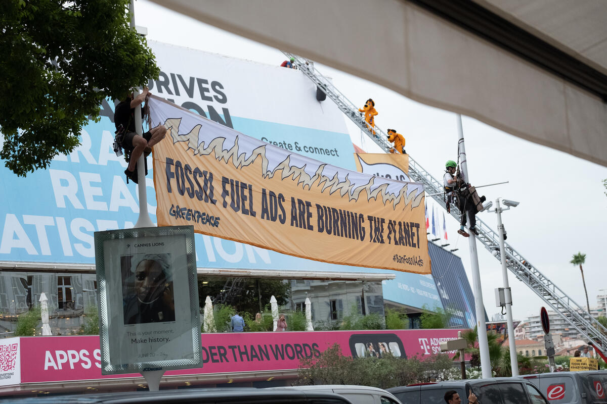 Climbing action during the Cannes Lions. © Theo Giacometti / Greenpeace