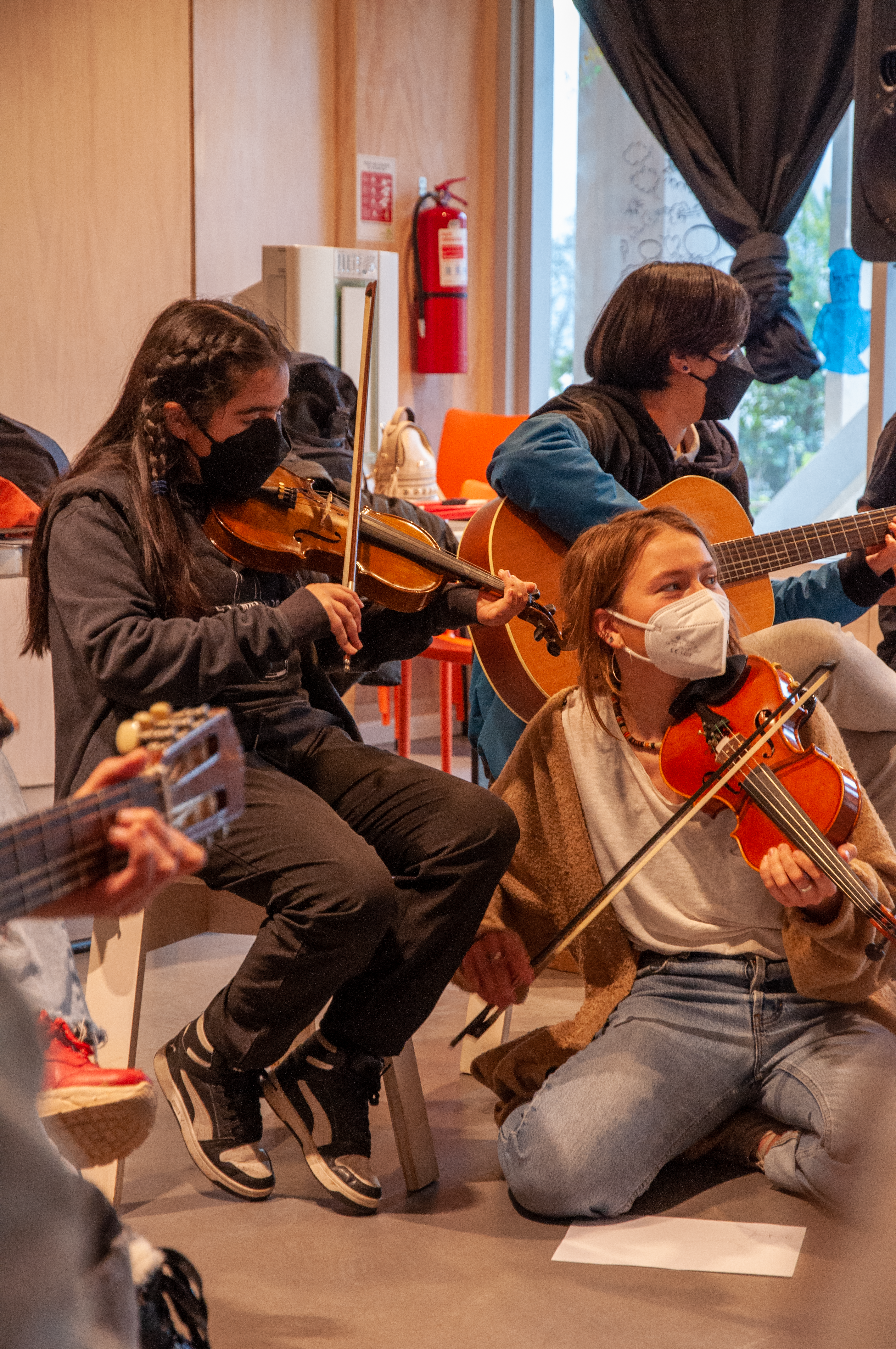 Artists and activist practice a collective musical composition in Chile. © Bruno Giambelluca / Greenpeace