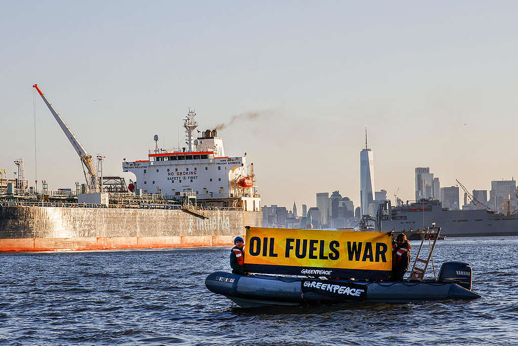 Greenpeace USA activists protested the New York City arrival of a 50,000-ton oil tanker carrying Russian fossil fuel products, in turn, financing Vladimir Putin's war in Ukraine. © Eduardo Munoz / Greenpeace 