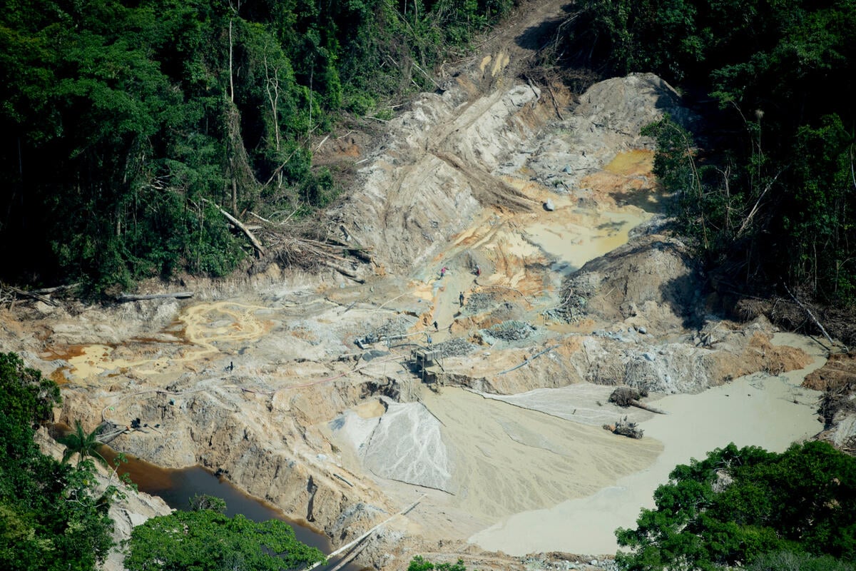 Illegal Mining in Munduruku Indigenous Land in Brazil. © Chico Batata / Greenpeace