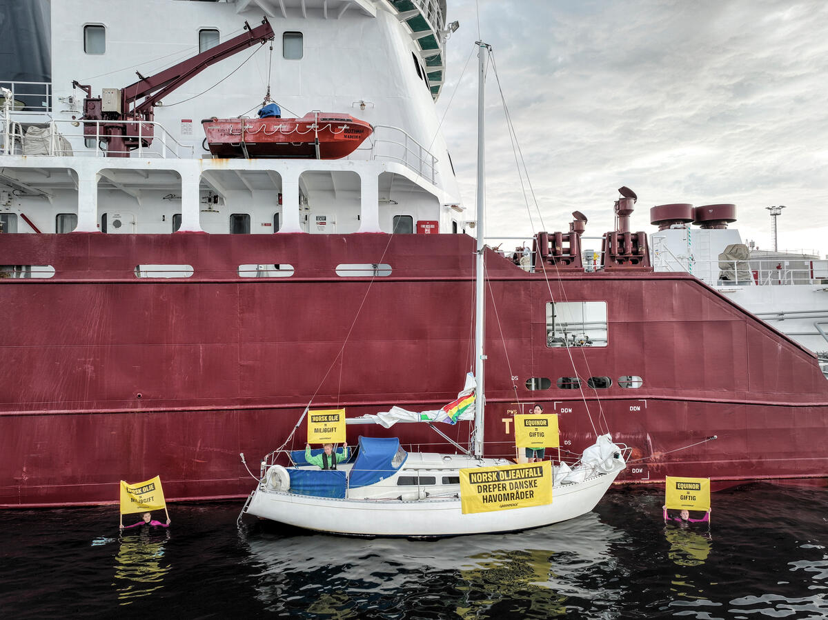 Greenpeace block Equinor’s illegal toxic waste export.