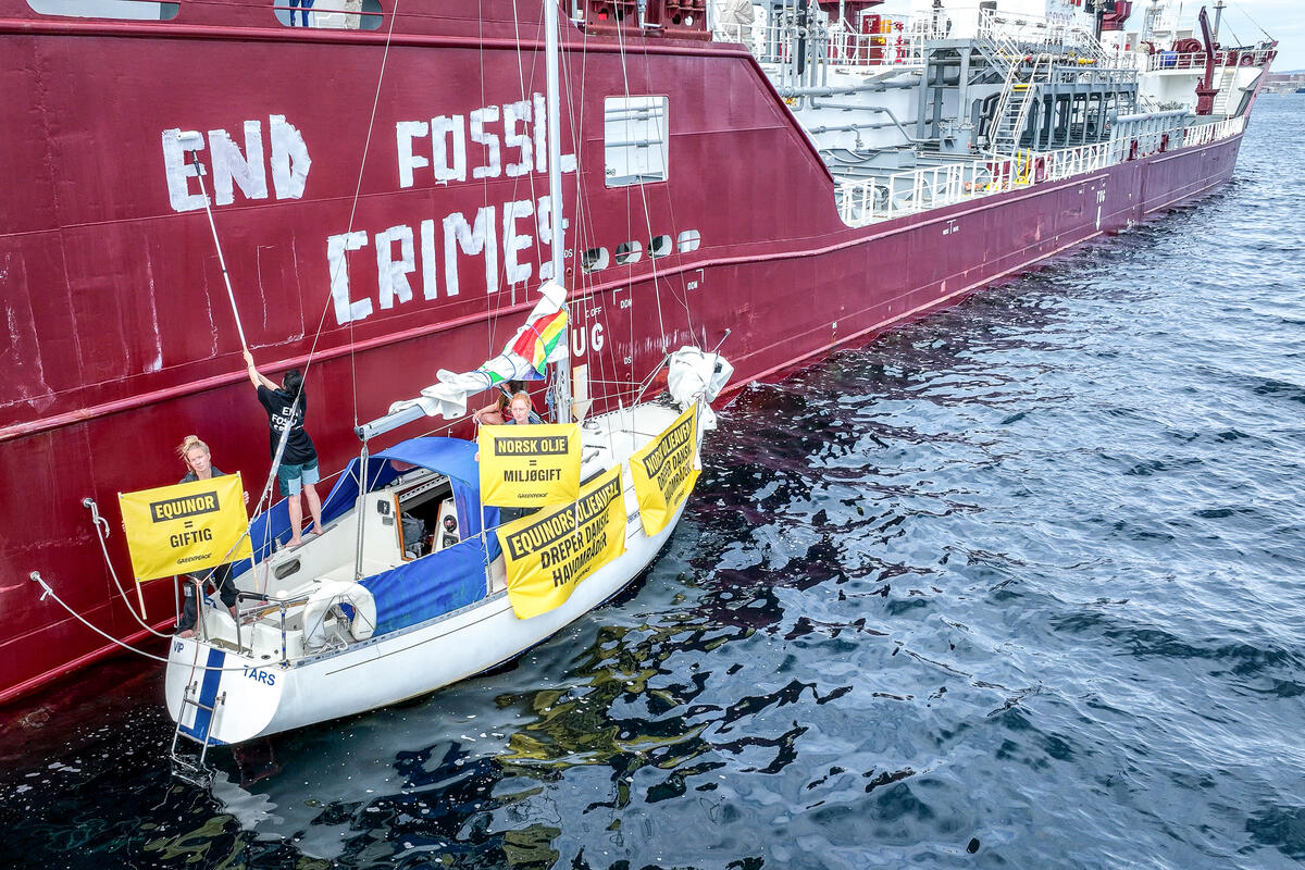 Blocking Action: Equinor’s Illegal Toxic Waste Export in Norway. © Rasmus Törnqvist / Greenpeace