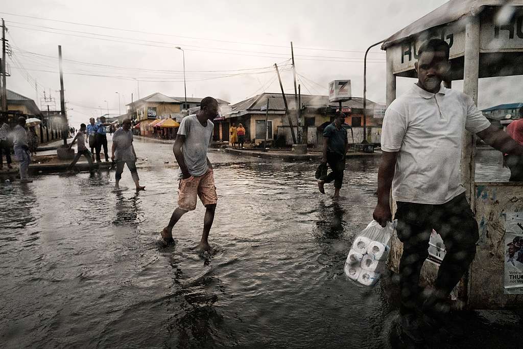 Nigeria experienced the worst floods in a decade, affecting 27 states and displacing more than 1 million people. © Yasuyoshi Chiba / Getty Images